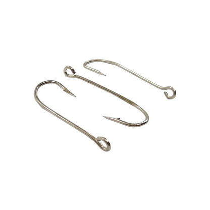 Anzuelos de pesca metálicos plateados, con ojo superior y punta afilada, ideales para una captura segura.